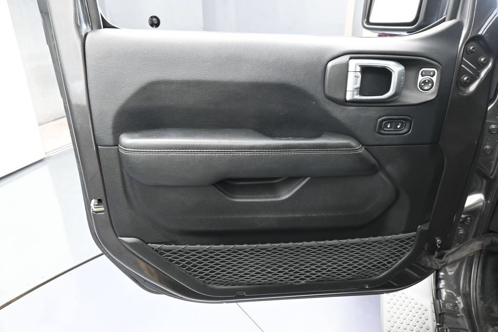 Used 2018 Jeep Wrangler Unlimited Sahara AWD/4WD image 13