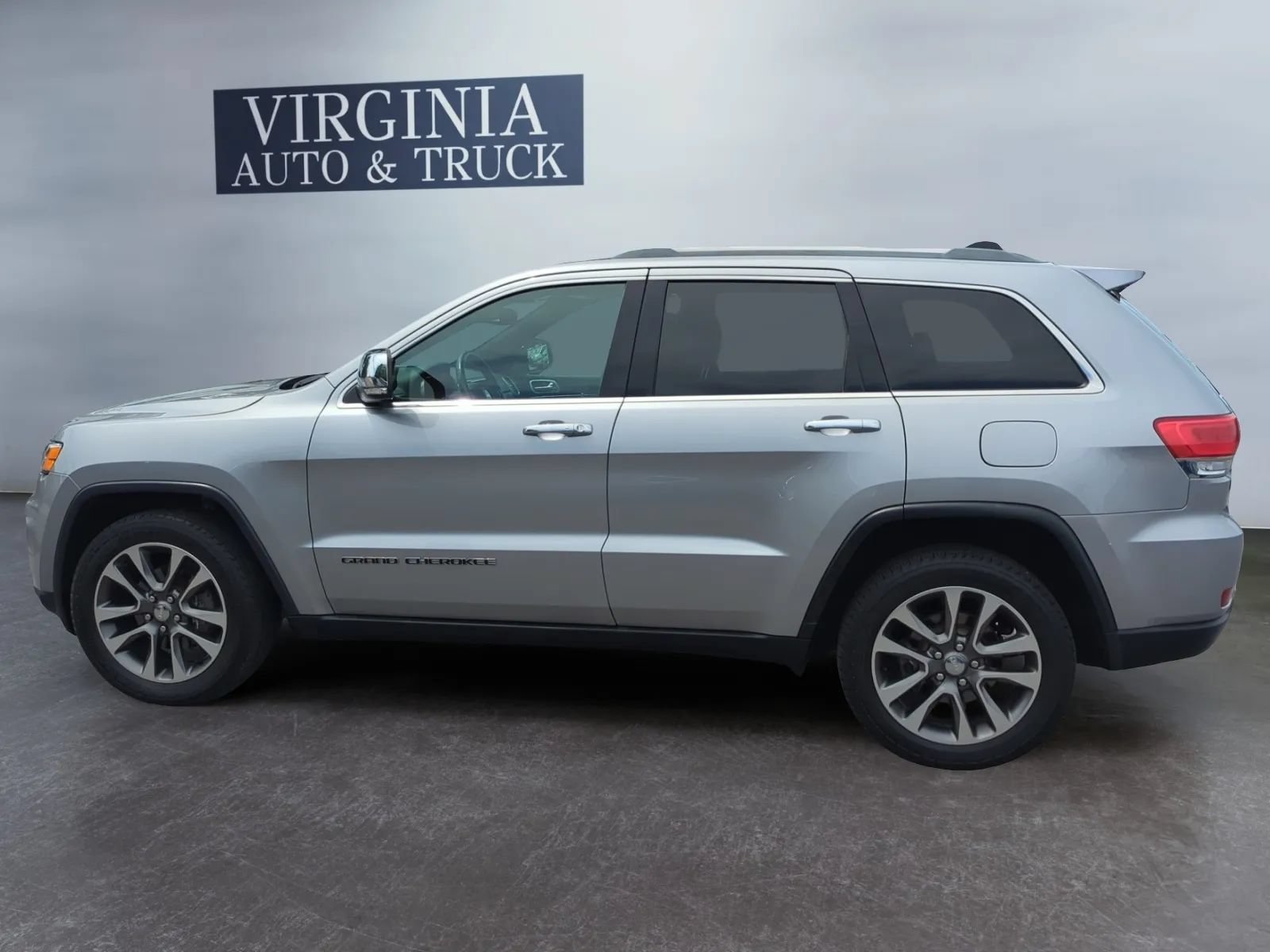 Used 2018 Jeep Grand Cherokee Limited AWD/4WD image 2