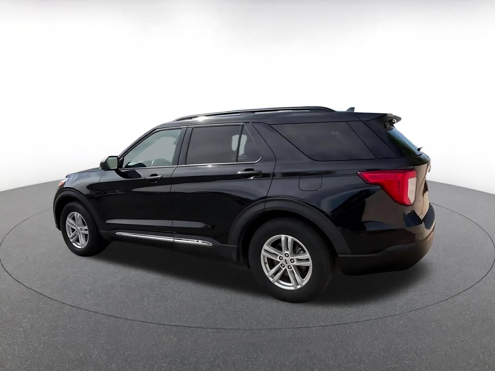 Used 2024 Ford Explorer XLT w/ Equipment Group 202A RWD image 10