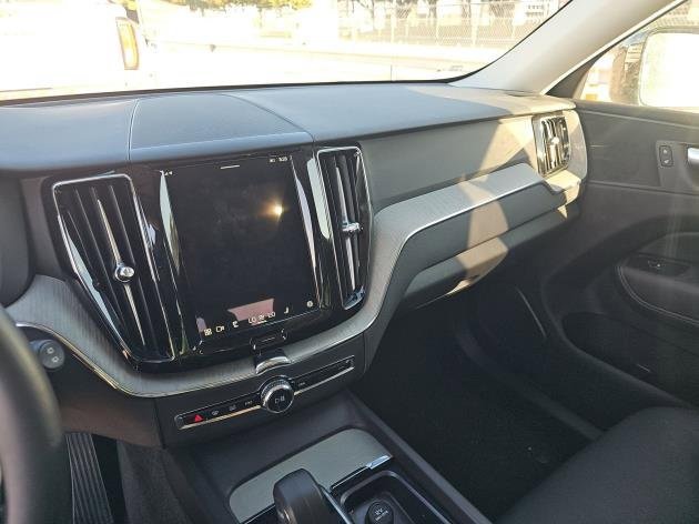 Certified 2025 Volvo XC60 B5 Plus image 10