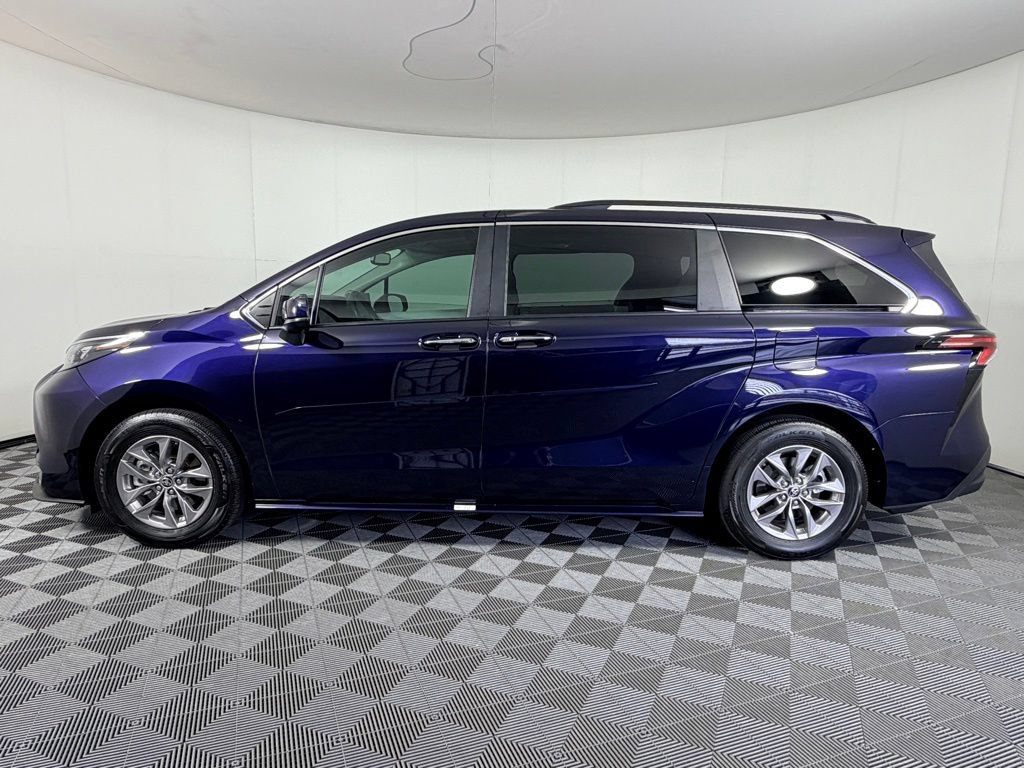 Used 2025 Toyota Sienna XLE w/ XLE Plus Package FWD image 10