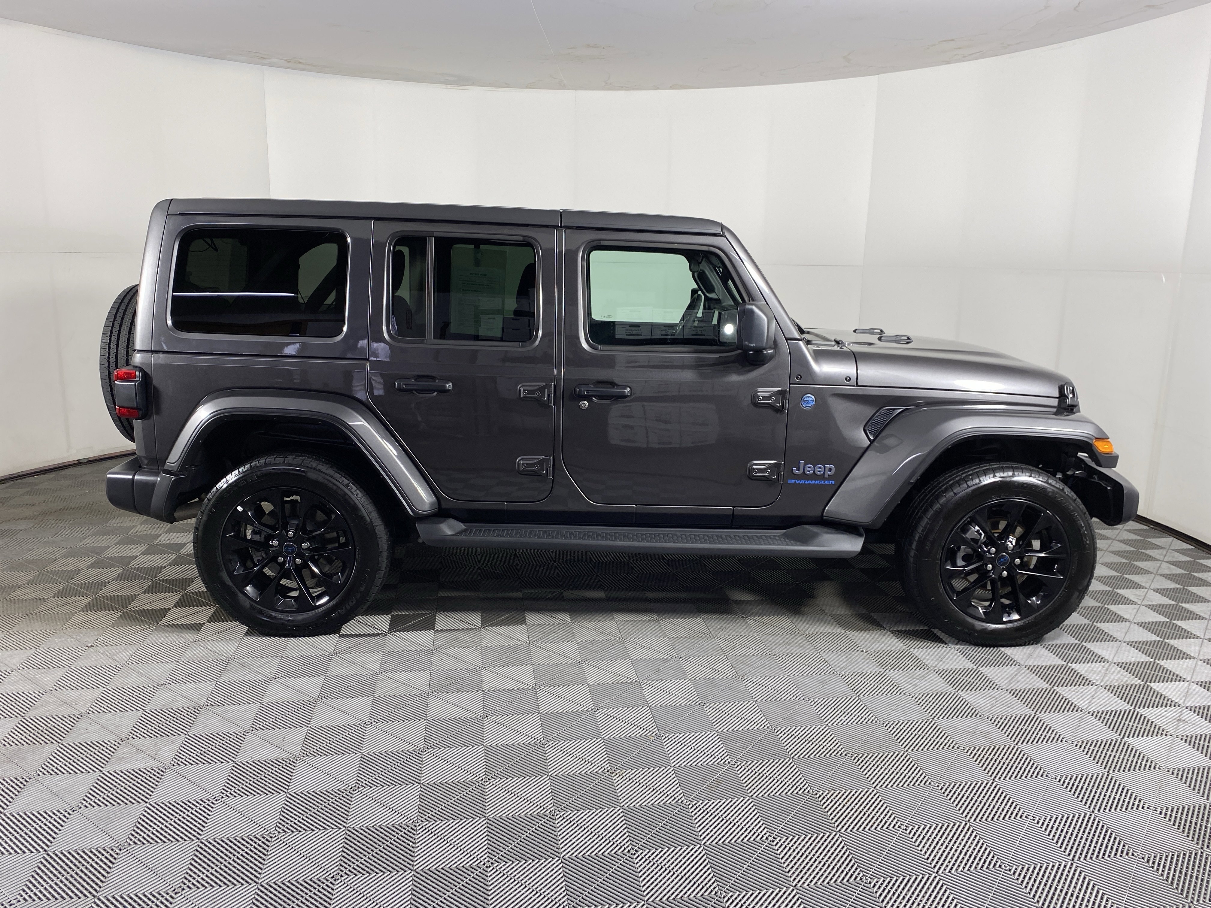 Used 2025 Jeep Wrangler Sahara AWD/4WD image 6