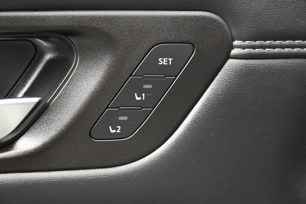 Used 2024 Nissan Pathfinder Platinum FWD image 5
