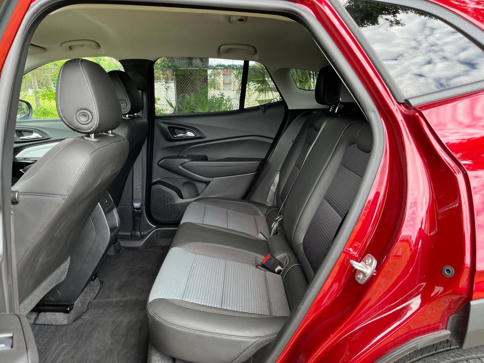 Used 2025 Chevrolet Trax LT FWD image 22
