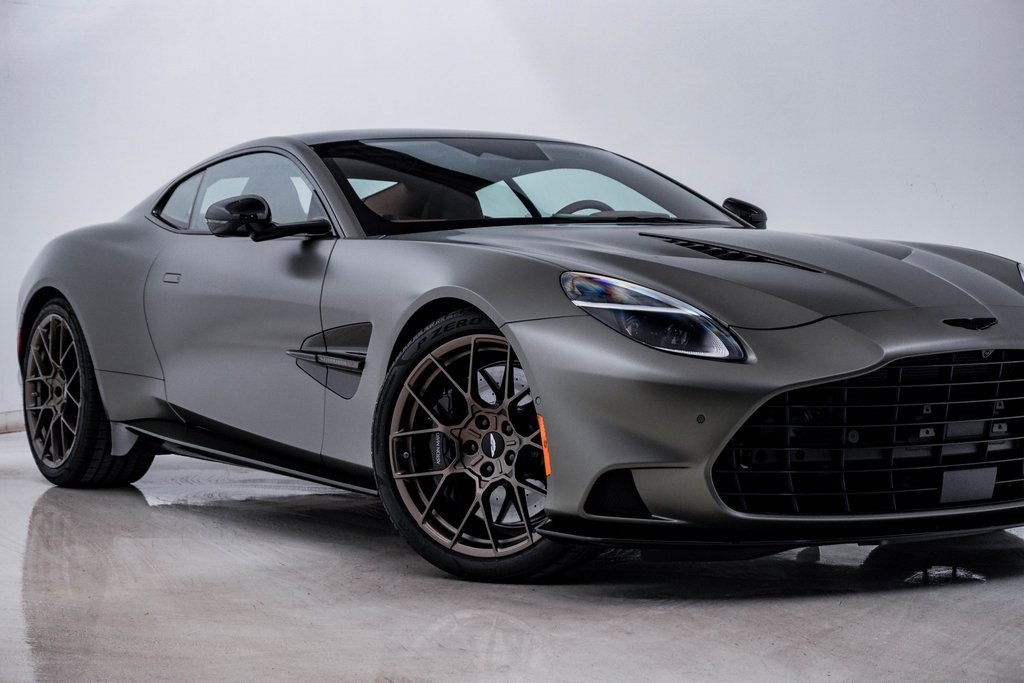 Used 2025 Aston Martin Vanquish image 2