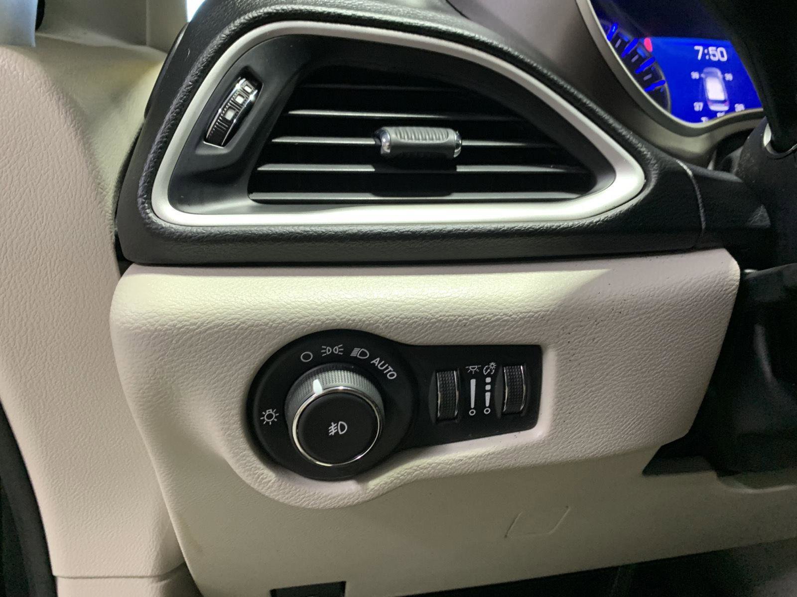 Used 2020 Chrysler Pacifica Touring-L Plus image 12