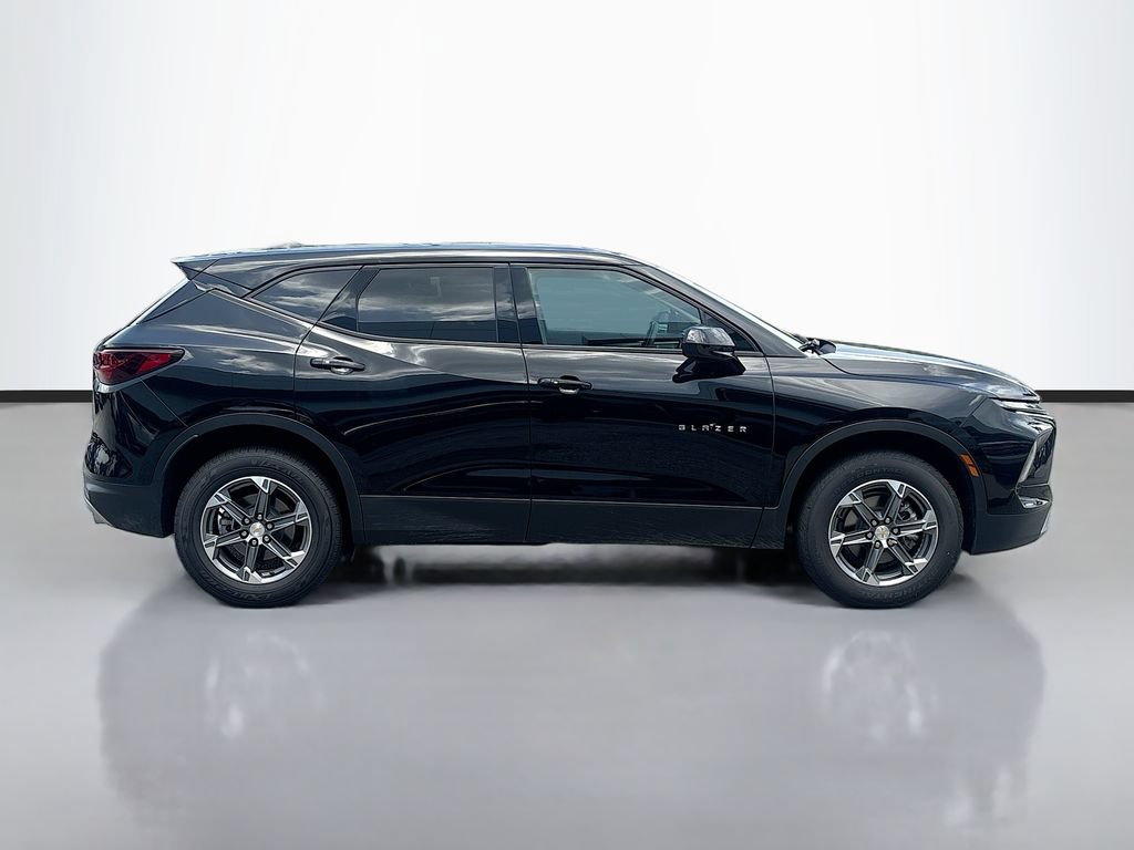 Used 2025 Chevrolet Blazer LT FWD image 4