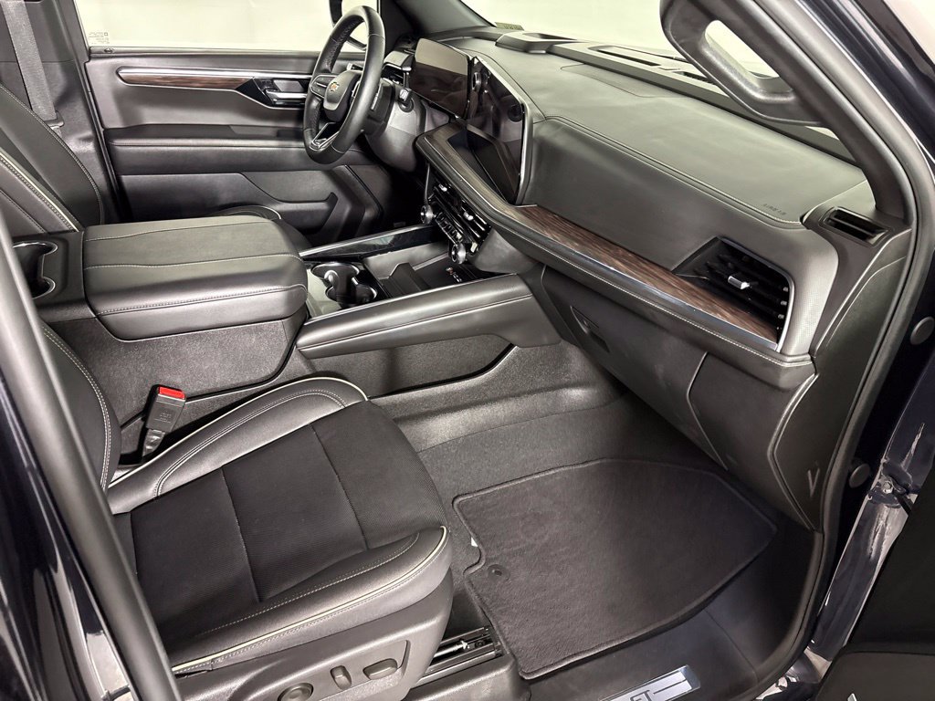 Used 2025 Chevrolet Suburban Premier AWD/4WD image 17