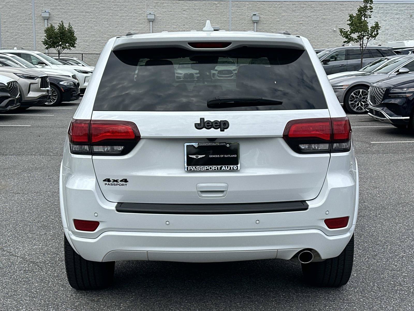 Used 2022 Jeep Grand Cherokee Laredo X AWD/4WD image 4