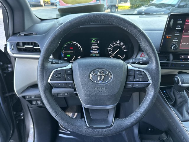 Used 2021 Toyota Sienna XLE FWD image 14