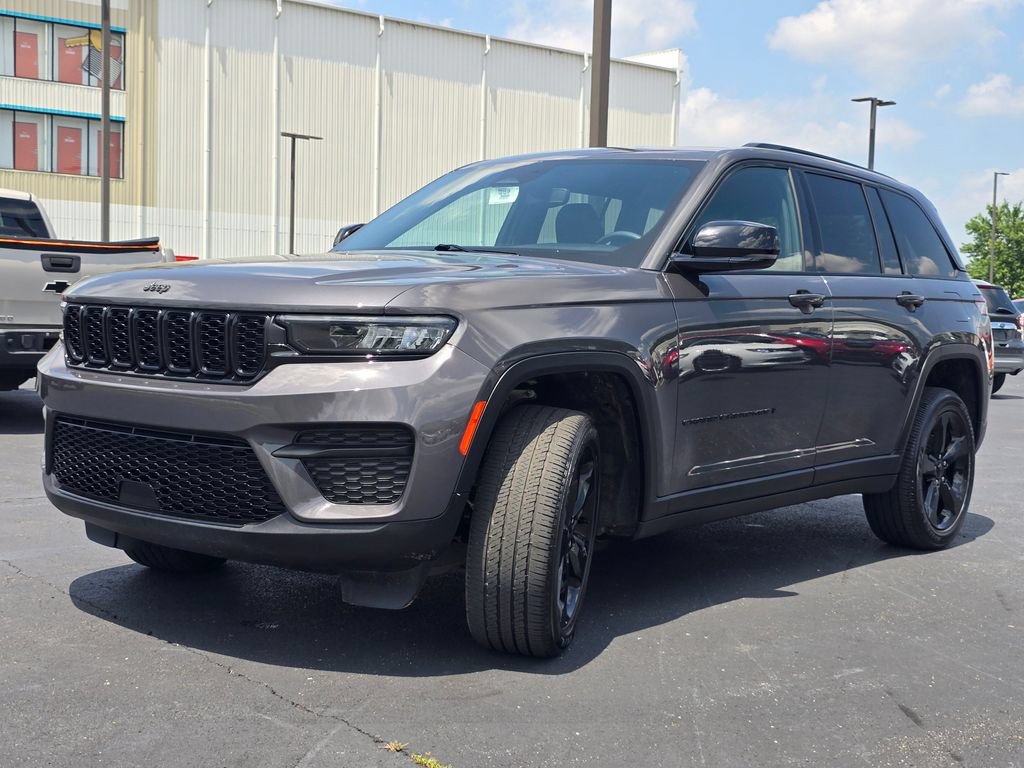 Used 2024 Jeep Grand Cherokee Altitude AWD/4WD image 4