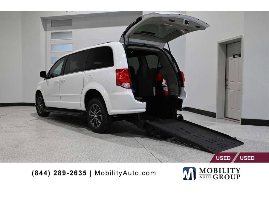 Used 2017 Dodge Grand Caravan SXT FWD image 1