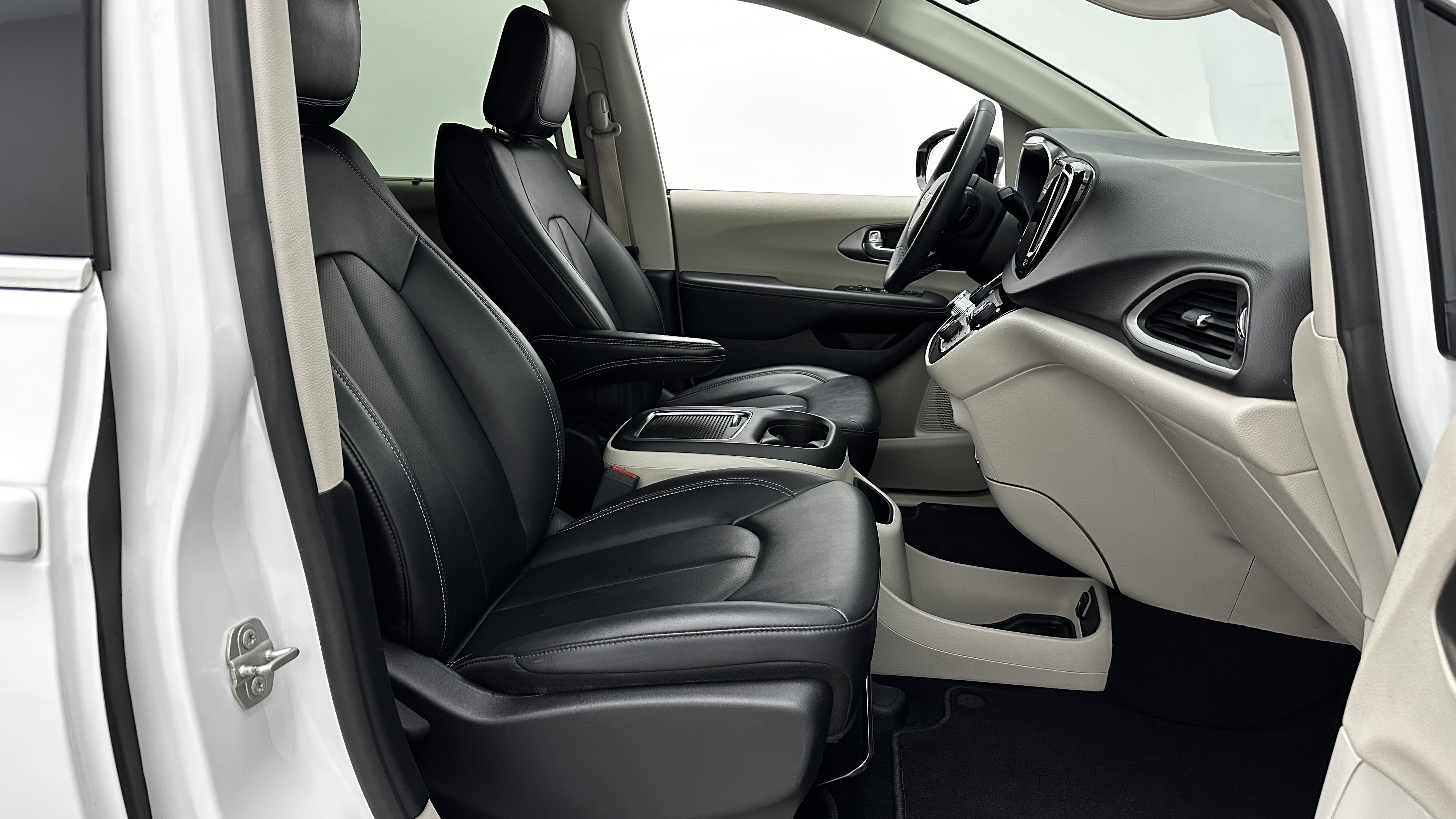 Used 2024 Chrysler Pacifica Touring-L image 36