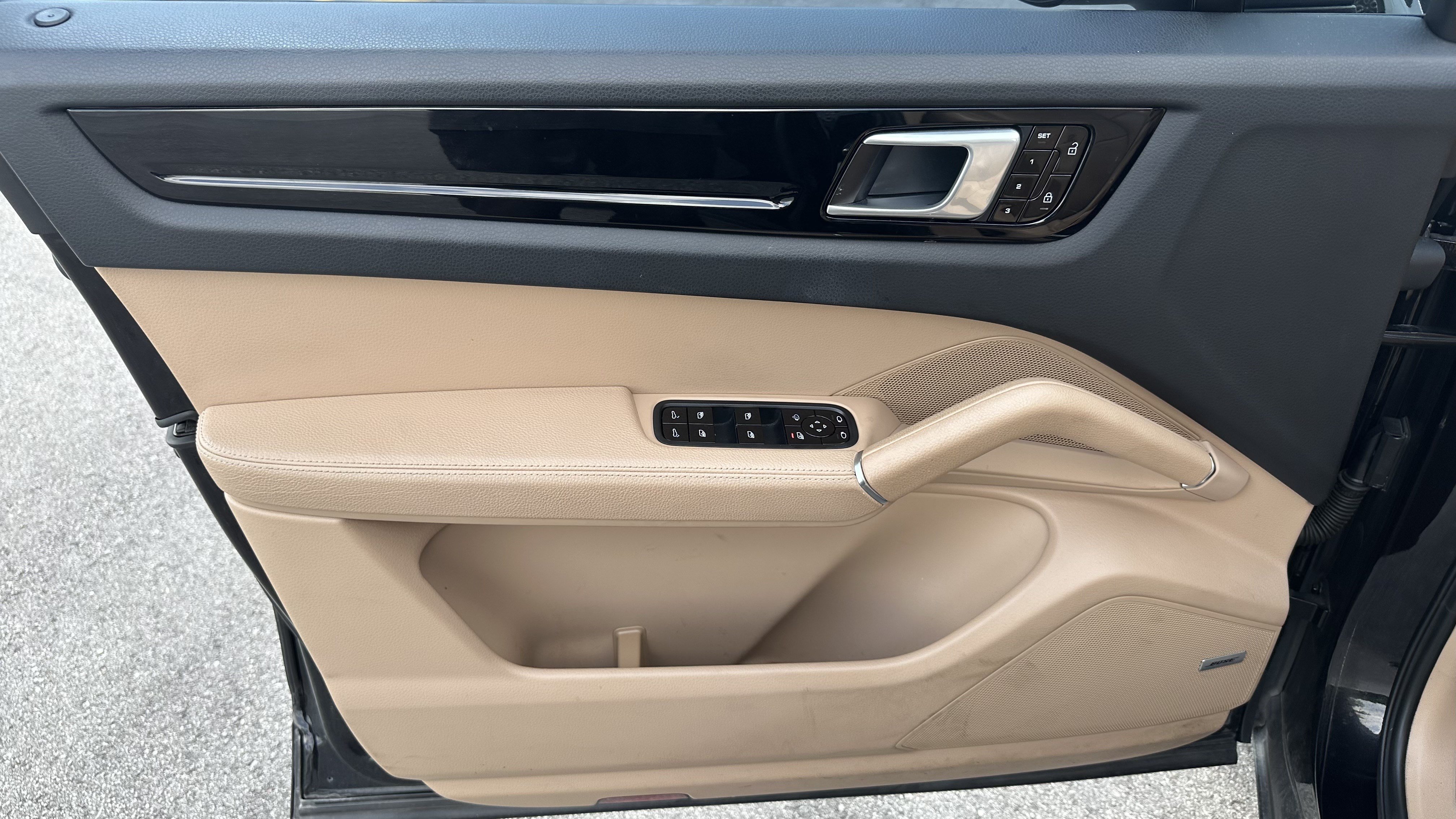 Used 2020 Porsche Cayenne AWD/4WD image 16