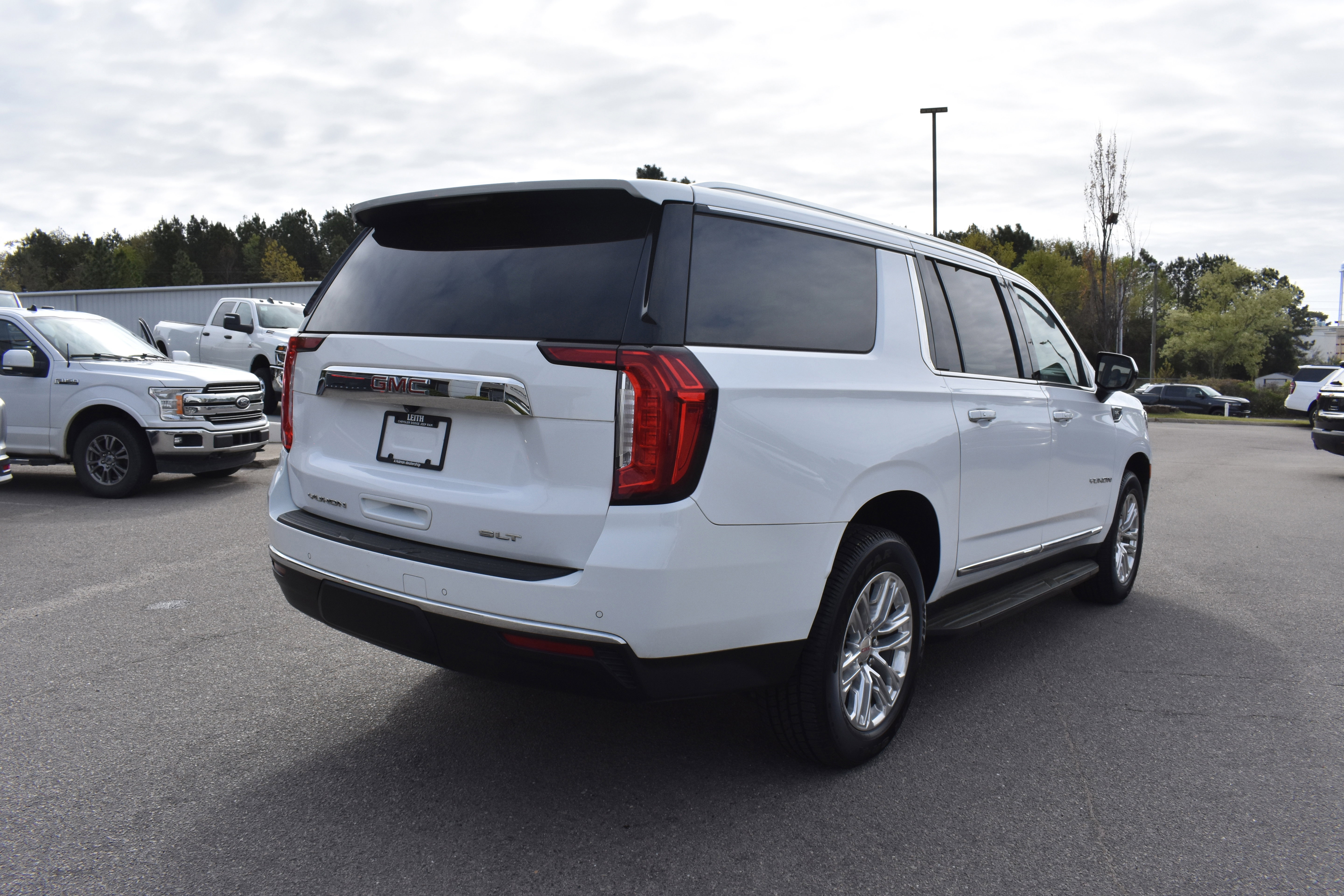 Used 2021 GMC Yukon XL SLT image 9