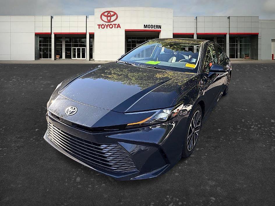 Used 2025 Toyota Camry XLE FWD image 1