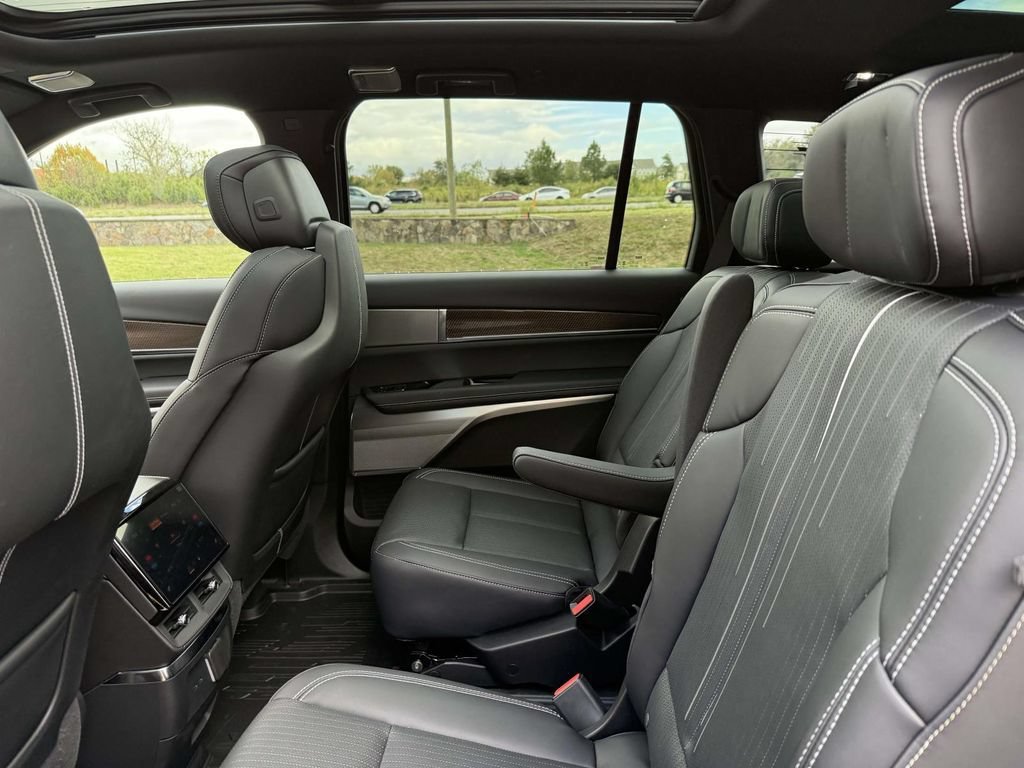 New 2026 Cadillac Vistiq Luxury w/ LPO, Floor Liner Package AWD/4WD image 17