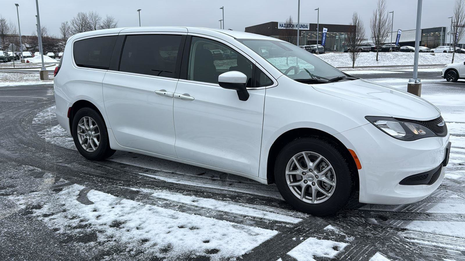 Used 2023 Chrysler Voyager LX image 2