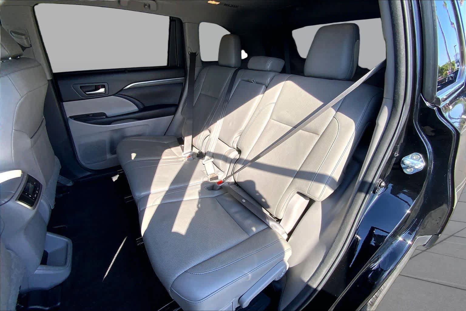 Used 2018 Toyota Highlander Limited FWD image 19