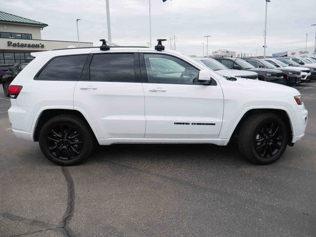 Used 2020 Jeep Grand Cherokee Altitude image 25