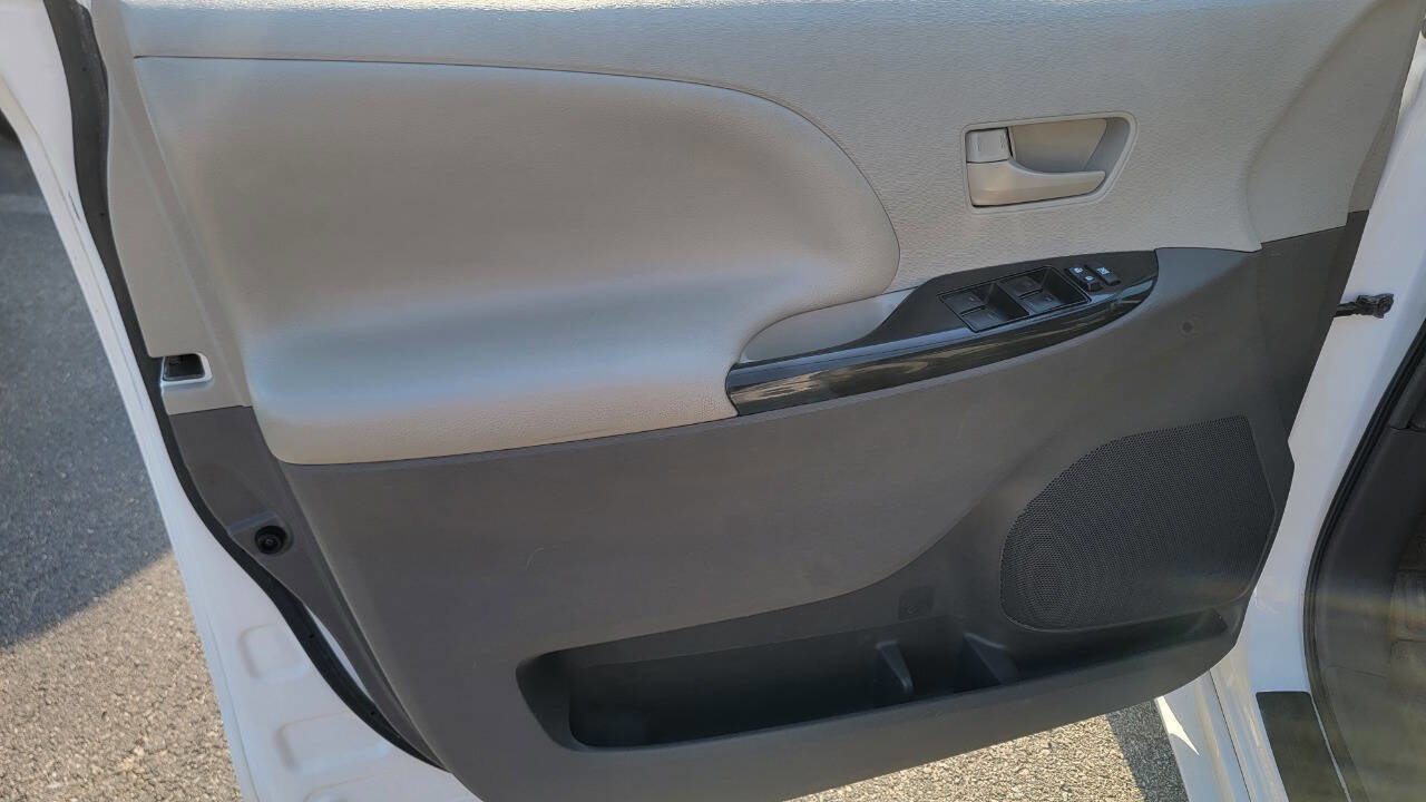 Used 2014 Toyota Sienna L FWD image 16