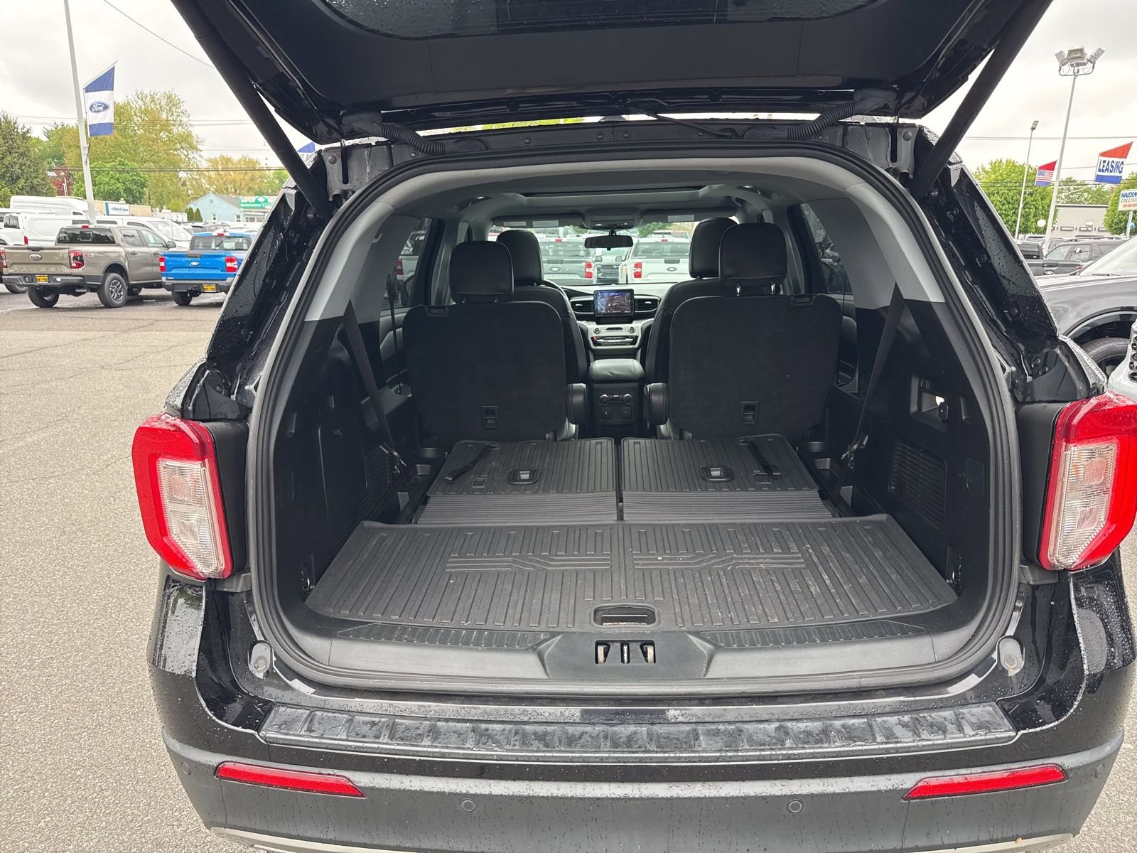 Used 2021 Ford Explorer XLT w/ Equipment Group 202A AWD/4WD image 9