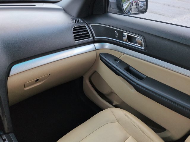 Used 2016 Ford Explorer XLT w/ Equipment Group 202A FWD image 17