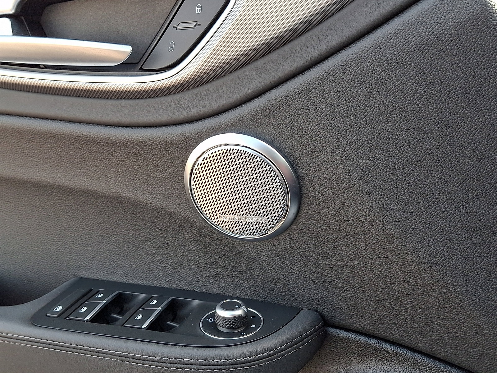 Used 2023 Alfa Romeo Giulia Veloce image 24