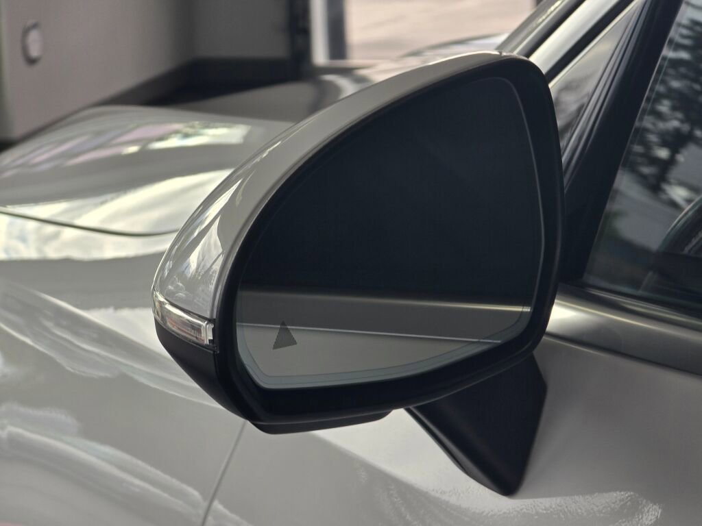 Used 2024 Mercedes-Benz GLC 300 4MATIC image 13