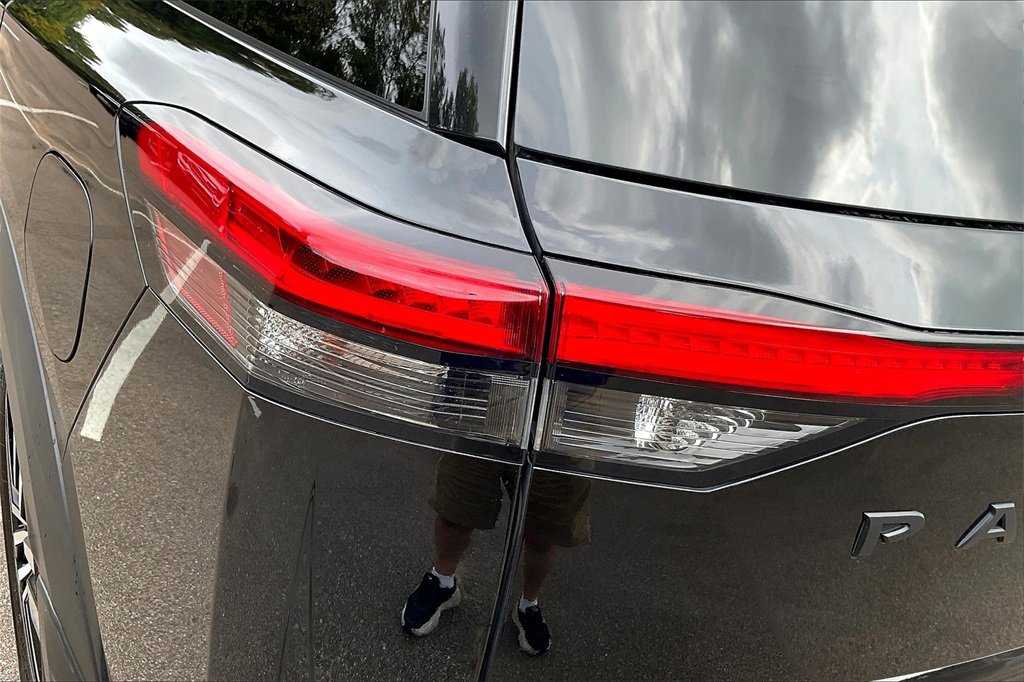 Used 2024 Nissan Pathfinder Platinum image 30