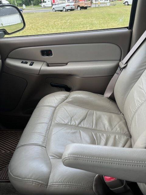 Used 2001 Chevrolet Tahoe LS w/ LS Preferred Equipment Group AWD/4WD image 16