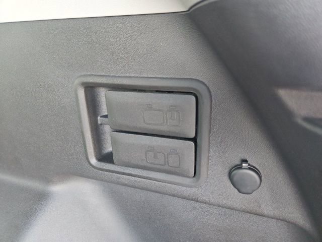 Used 2023 GMC Terrain SLE w/ Driver Convenience Package image 16