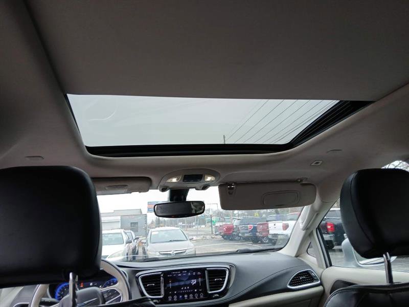 Used 2018 Chrysler Pacifica Limited image 17
