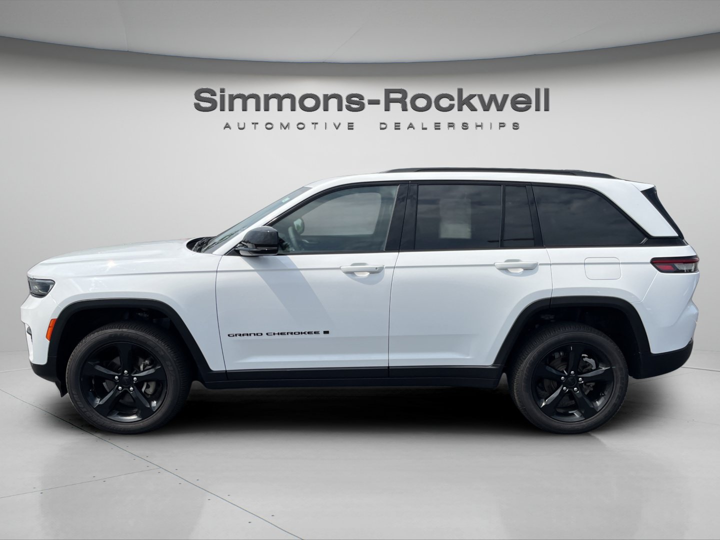 Used 2024 Jeep Grand Cherokee Altitude AWD/4WD image 2