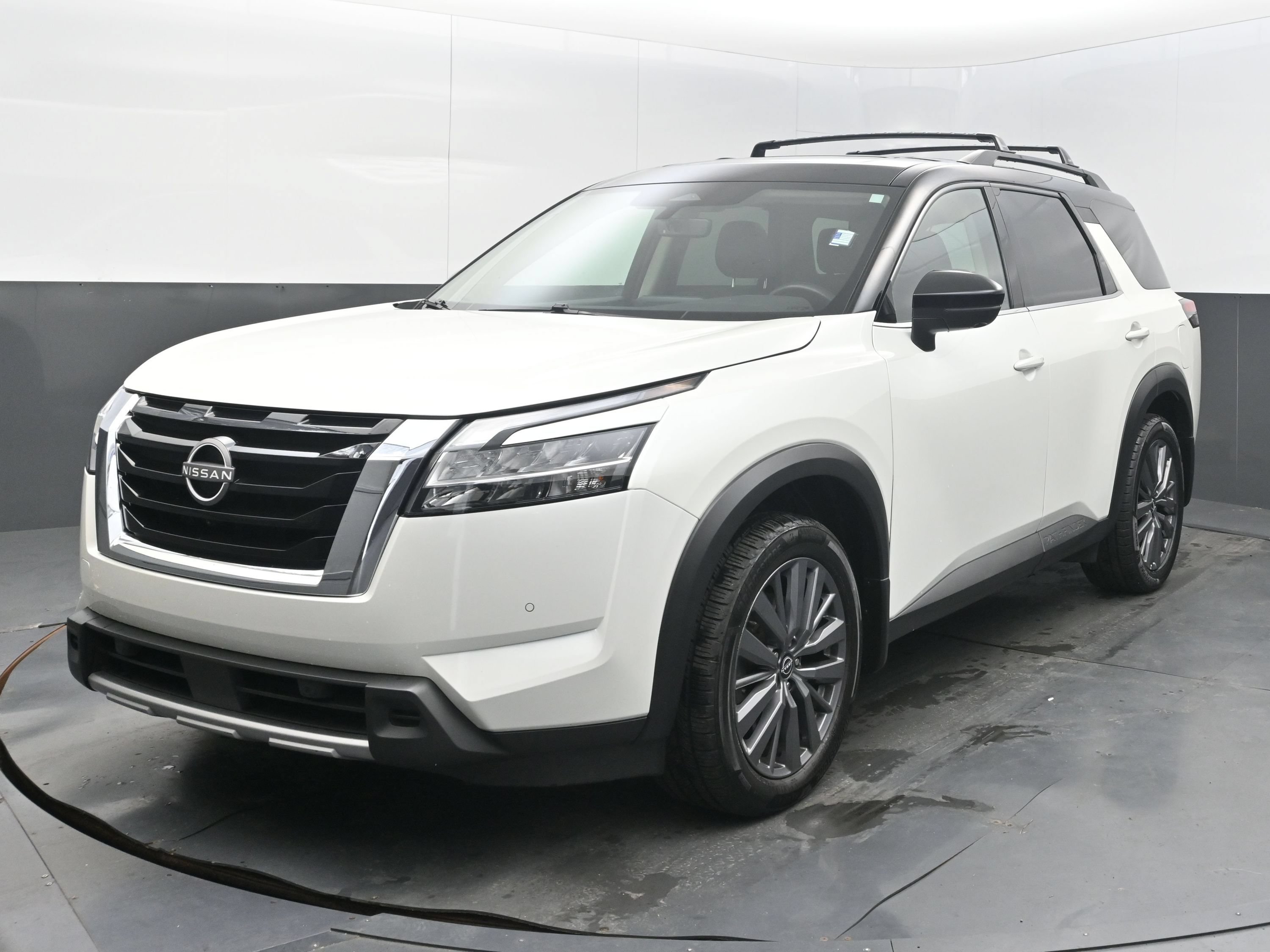 Used 2024 Nissan Pathfinder SL w/ SL Premium Package FWD image 4