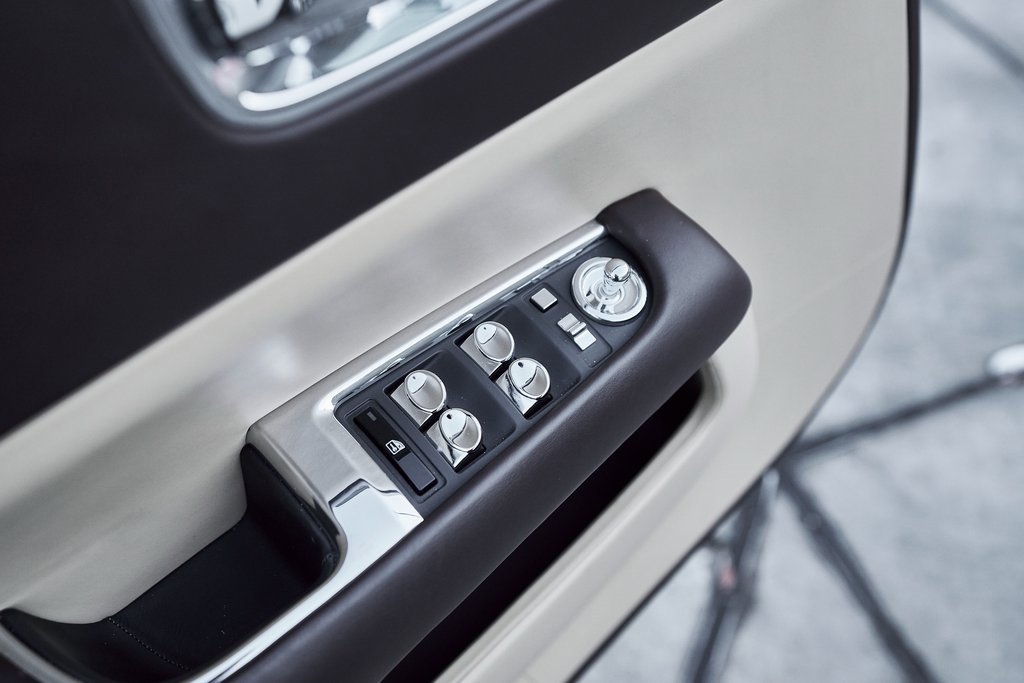 Used 2017 Rolls-Royce Dawn image 31