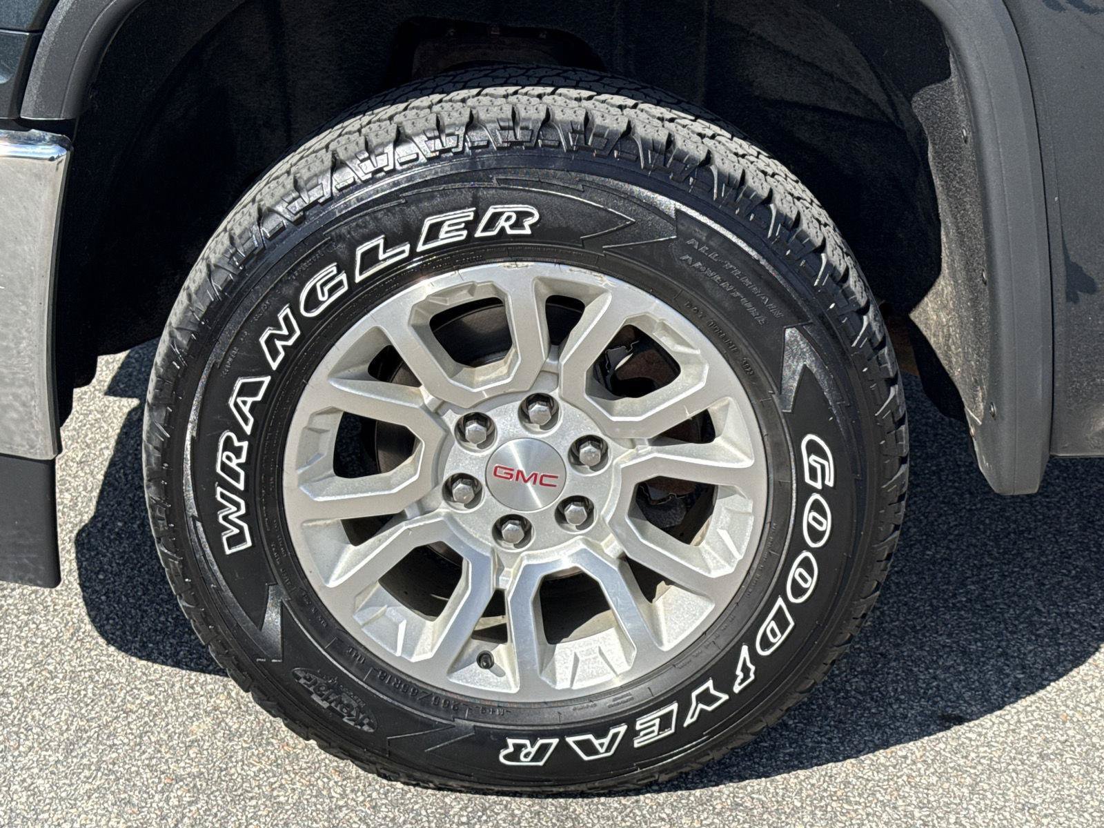 Used 2018 GMC Sierra 1500 SLE w/ SLE Value Package AWD/4WD image 3
