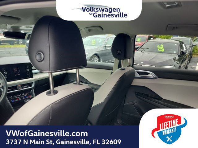 Used 2025 Volkswagen Taos SE FWD image 11