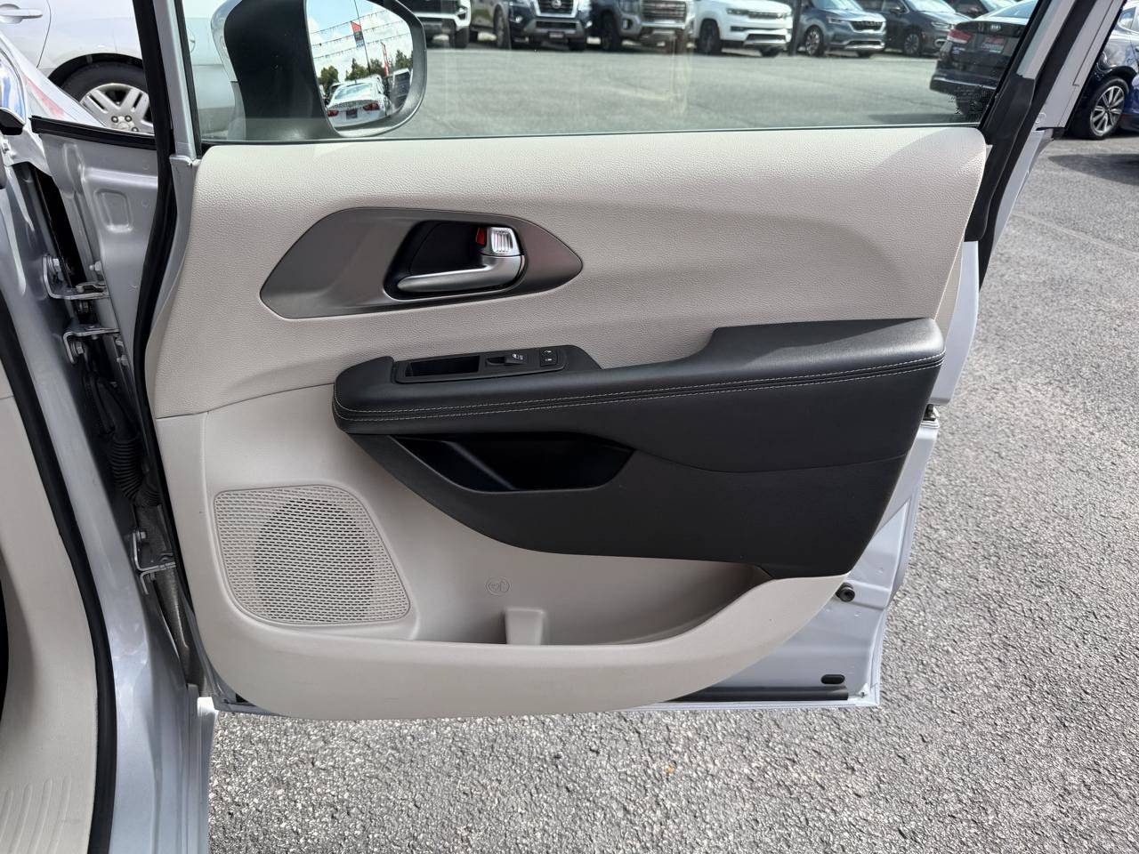 Used 2023 Chrysler Pacifica Touring-L FWD image 23
