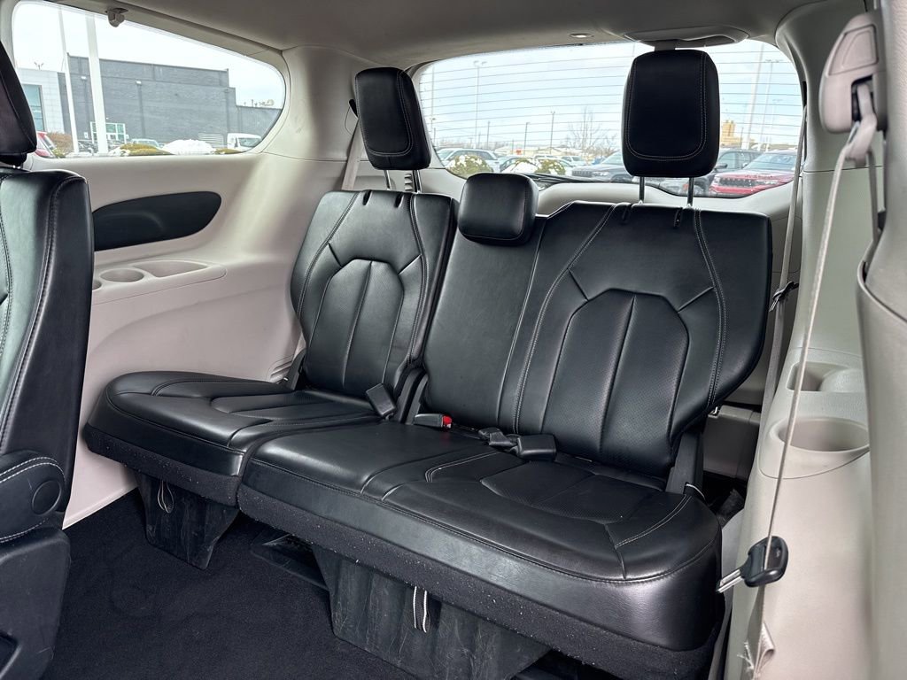 Used 2023 Chrysler Pacifica Touring-L image 21