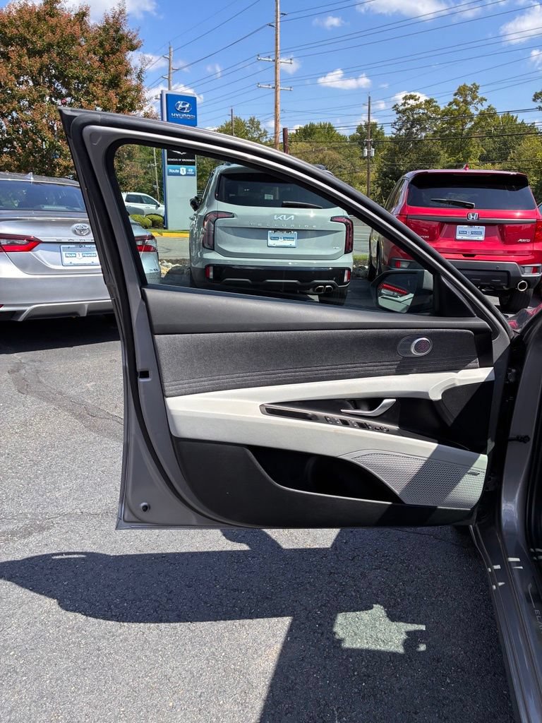 Certified 2024 Hyundai Elantra Limited FWD image 28