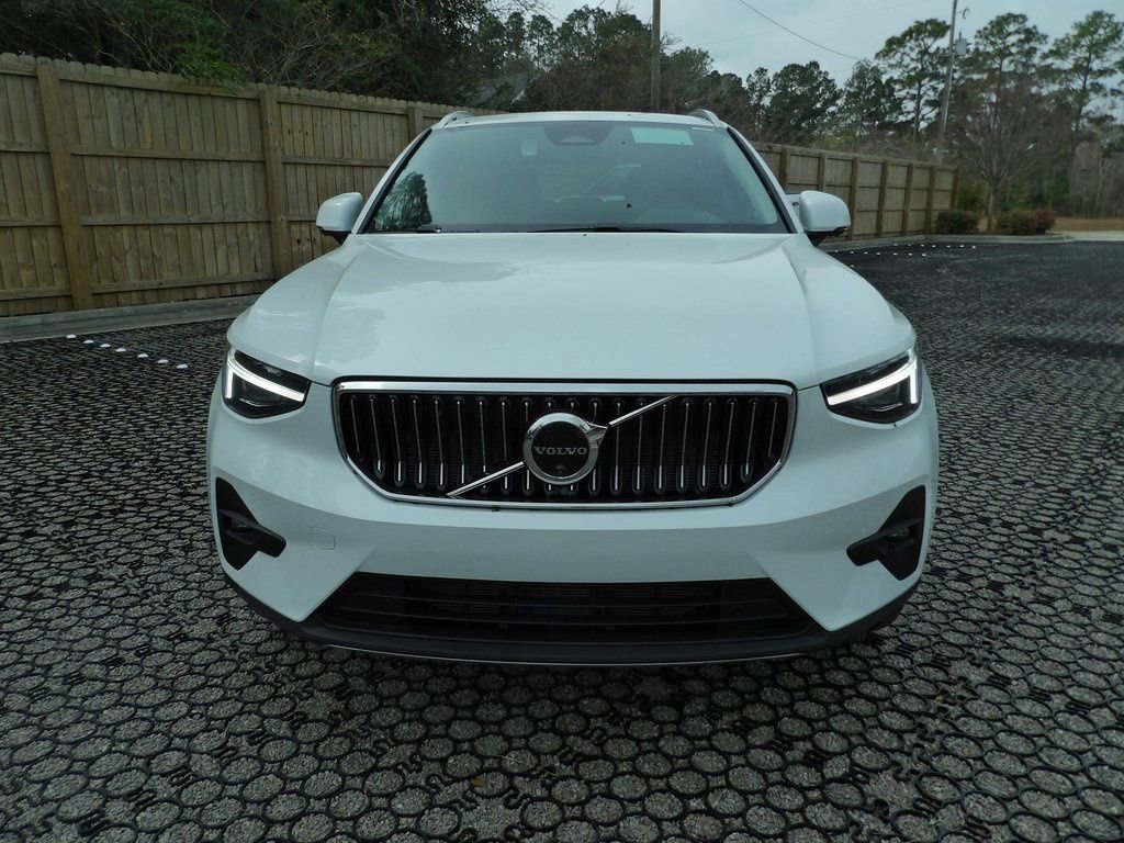 New 2025 Volvo XC40 B5 Plus w/ Climate Package image 2