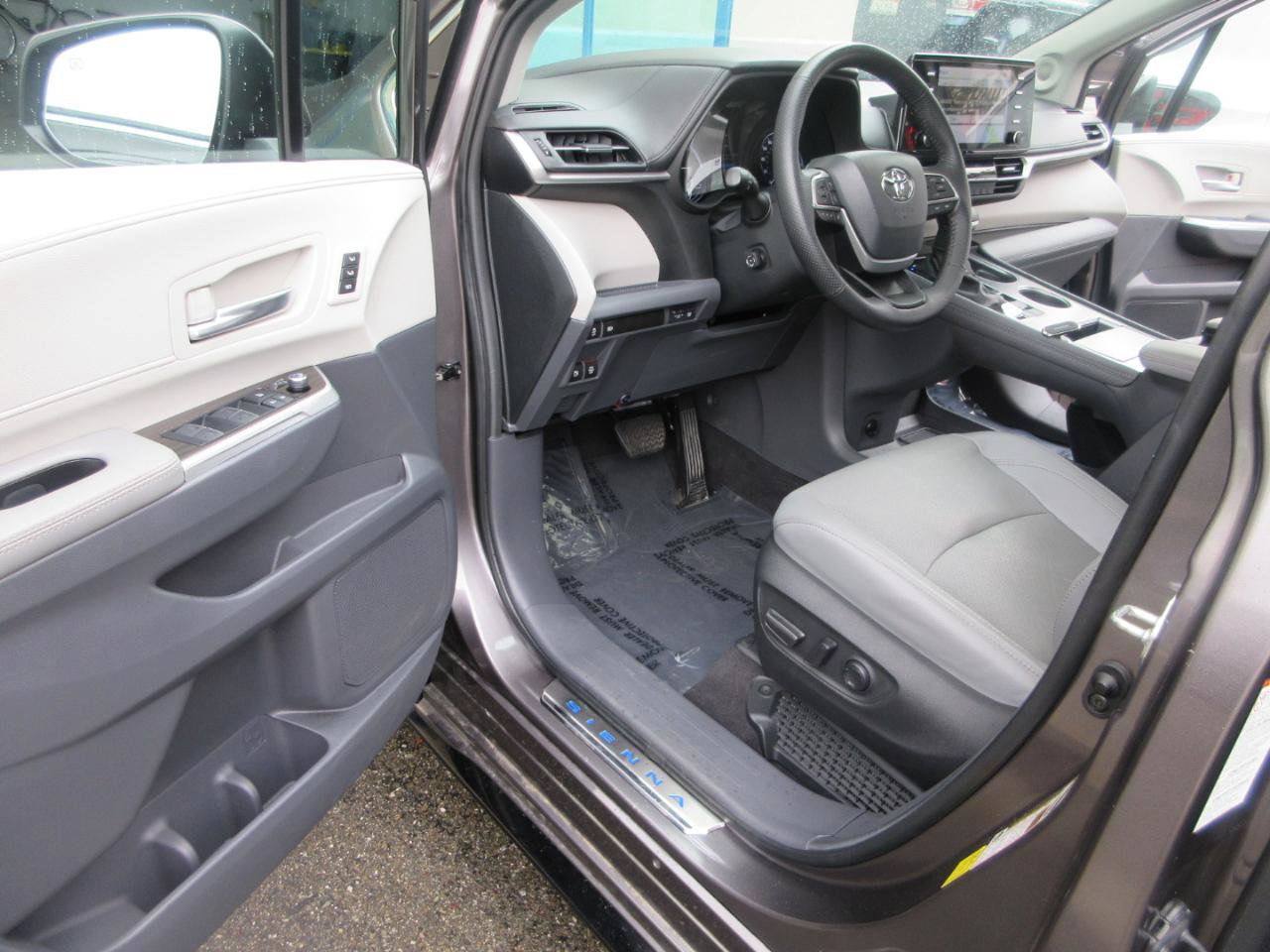 Used 2024 Toyota Sienna Limited AWD image 7