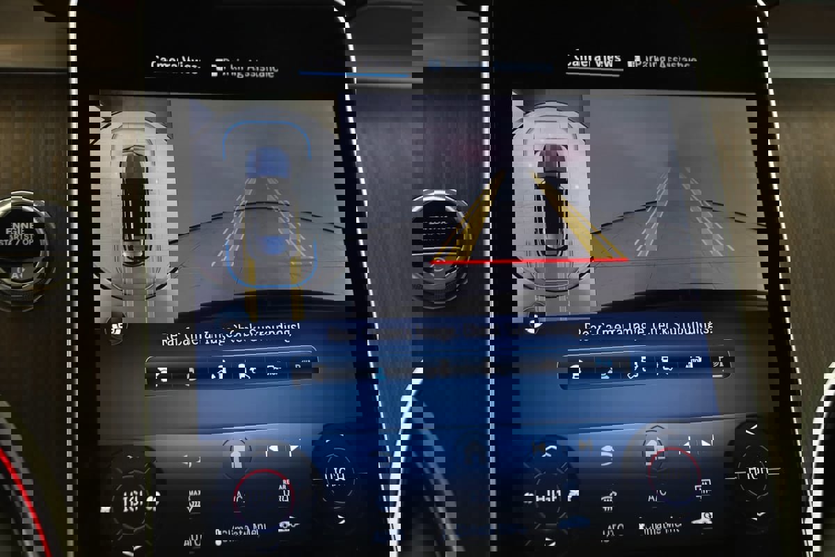 Used 2025 Mercedes-Benz GLC 300 4MATIC SUV image 10