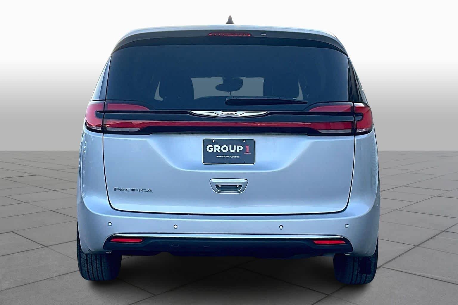 Used 2024 Chrysler Pacifica Touring-L image 5