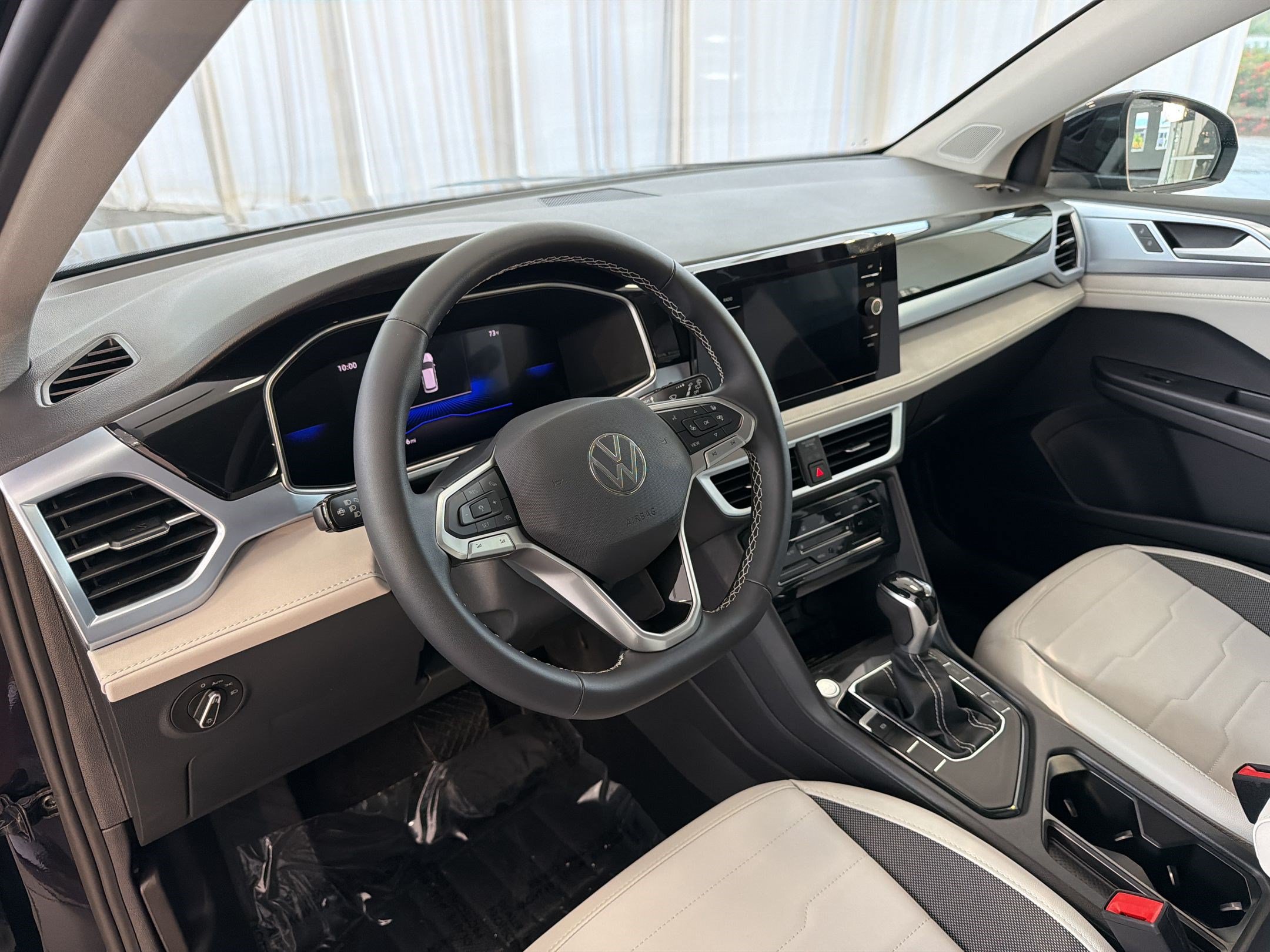 New 2026 Volkswagen Taos SE FWD image 4
