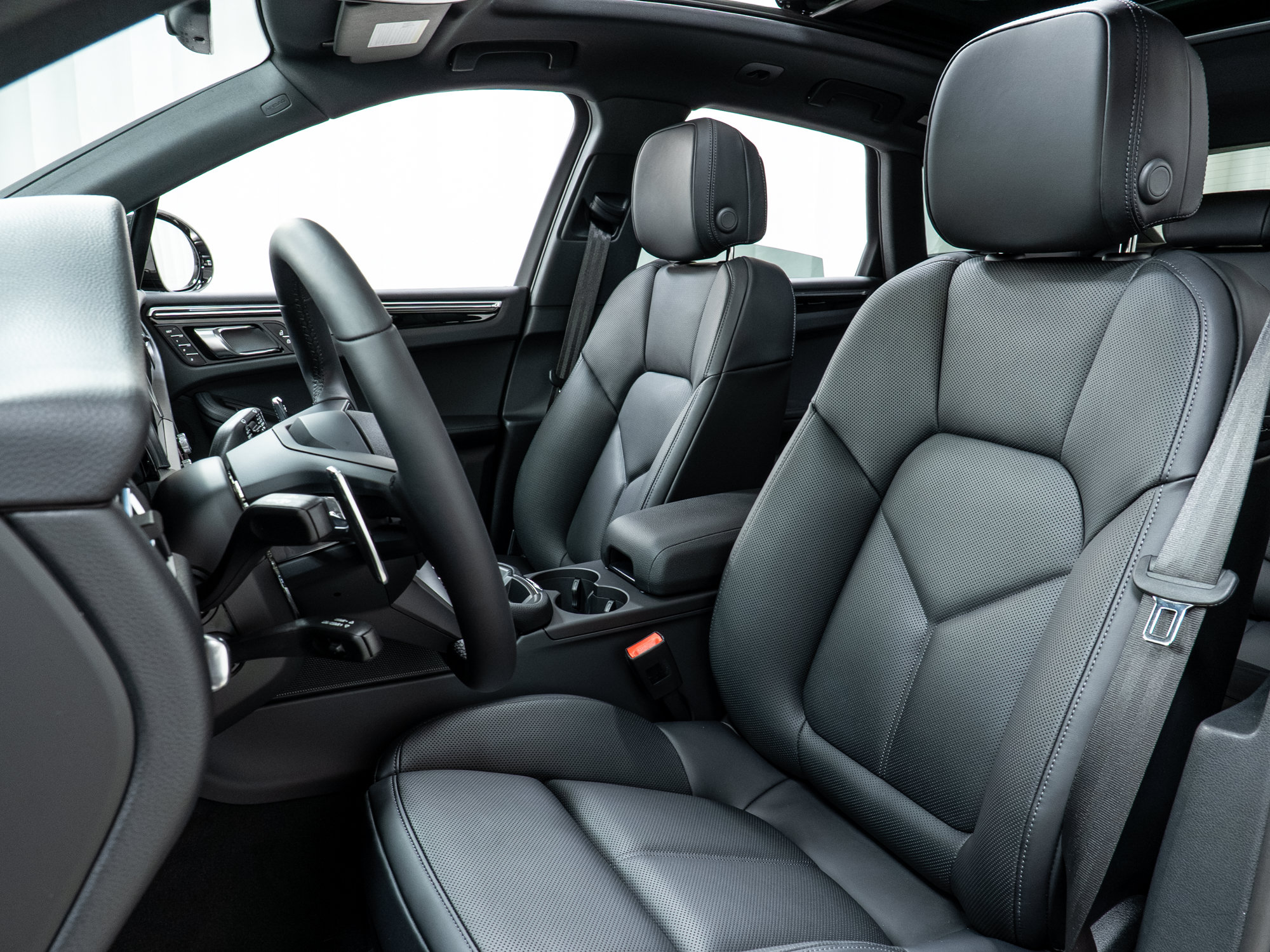 Certified 2025 Porsche Macan AWD/4WD image 5