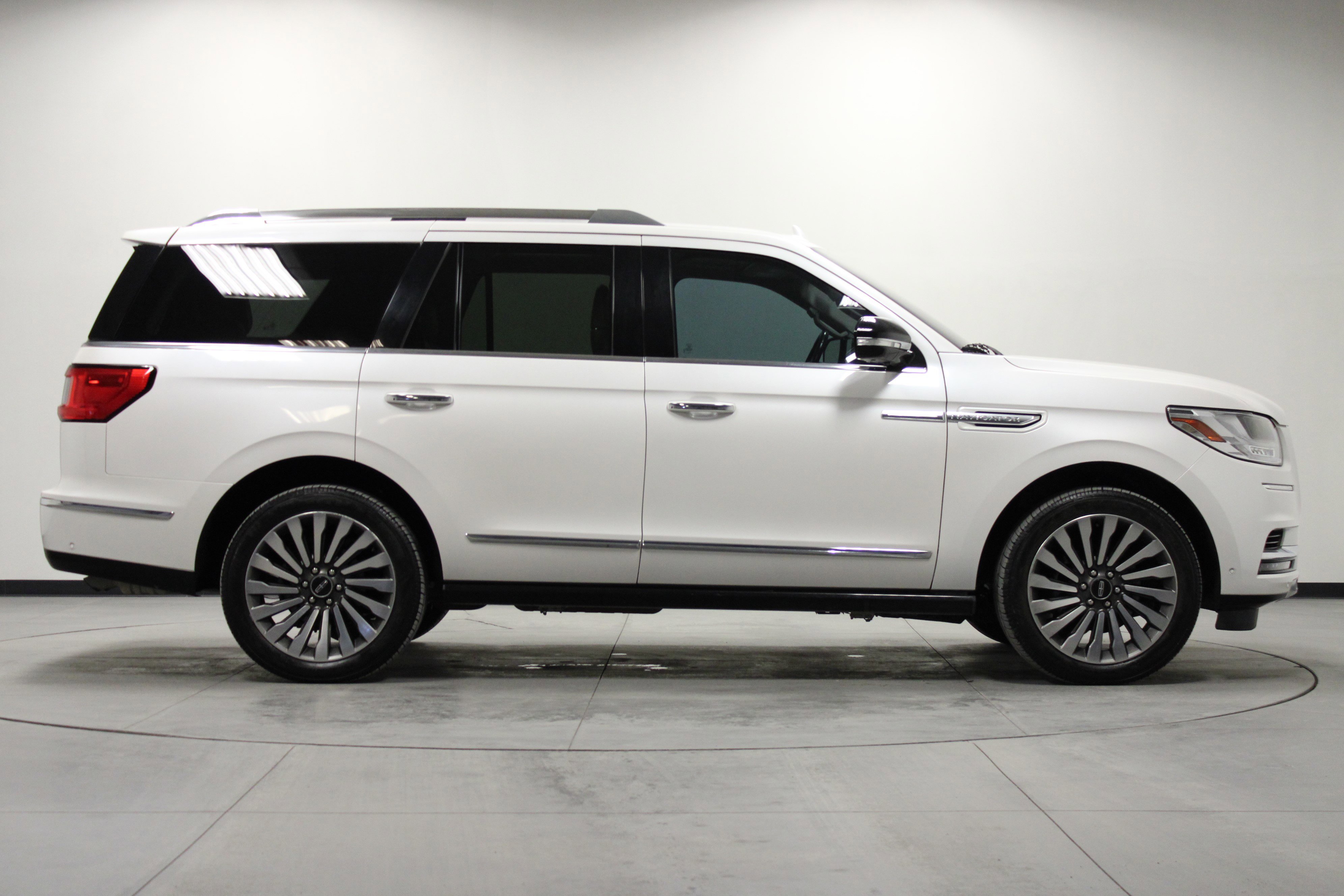 Used 2019 Lincoln Navigator Reserve image 3