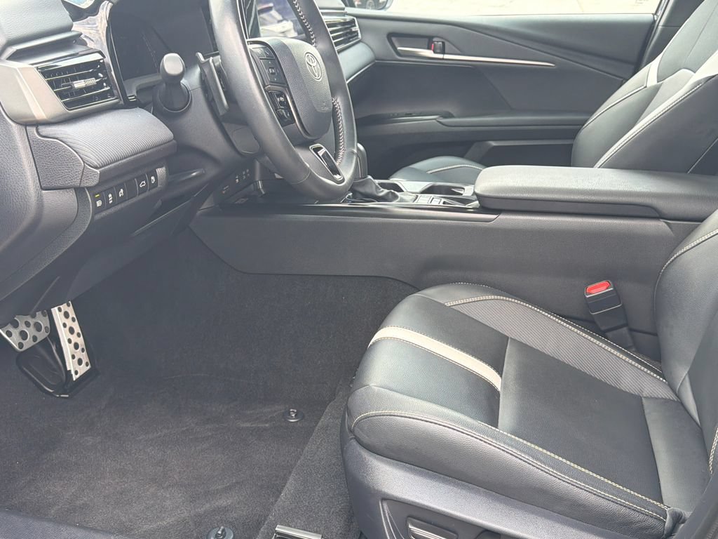 Used 2025 Toyota Camry SE w/ Convenience Package FWD image 11