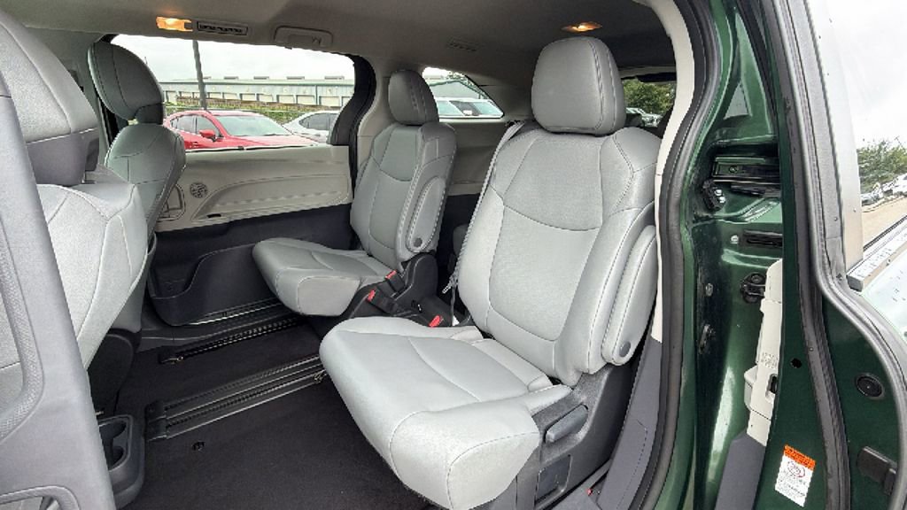 Used 2024 Toyota Sienna XLE FWD image 34